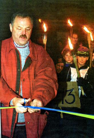 Folke Thelin inviger den 22 okt 1995 Saxdalens Museum, vid SIF´s klubbstuga.
